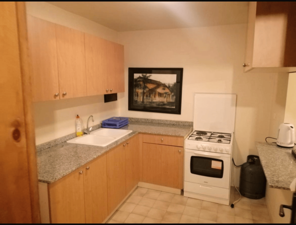 COZY INN - Image 6